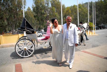 Su parkı havuzunda nikah, kaydırakta eğlence