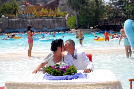 Su parkı havuzunda nikah, kaydırakta eğlence