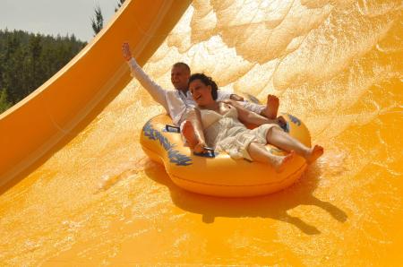 Su parkı havuzunda nikah, kaydırakta eğlence