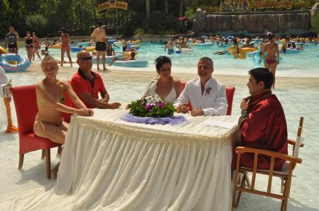 Su parkı havuzunda nikah, kaydırakta eğlence