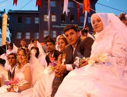 Beyoğlu Belediyesi’nin düzenlediği “Toplu Nikah Töreni”nde 65 çift dünya evine resmen girdi