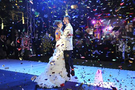 Esra Erol Kır Düğünü ve Gelinliği