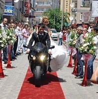 Sokakta gelinlik defilesine büyük ilgi